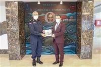 İl Sağlık Müdürümüz Dr.Hakan USTA, Trabzon İl Jandarma Komutanı Kıdemli Albay Orhan SIRMA'ya nezaket ziyaretinde bulunarak, Biz Eskiden Ne İdik isimli kitabımızı takdim ettiler (2).jpeg