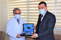 İl Sağlık Müdürümüz Dr. Hakan USTA, 7 M Özel Hastanesi'nde Başhekim olarak göreve başlayan Prof.Dr. Mehmet TOSUN'u makamında ziyaret edip hayırlı olsun dileğinde bulundu..jpg